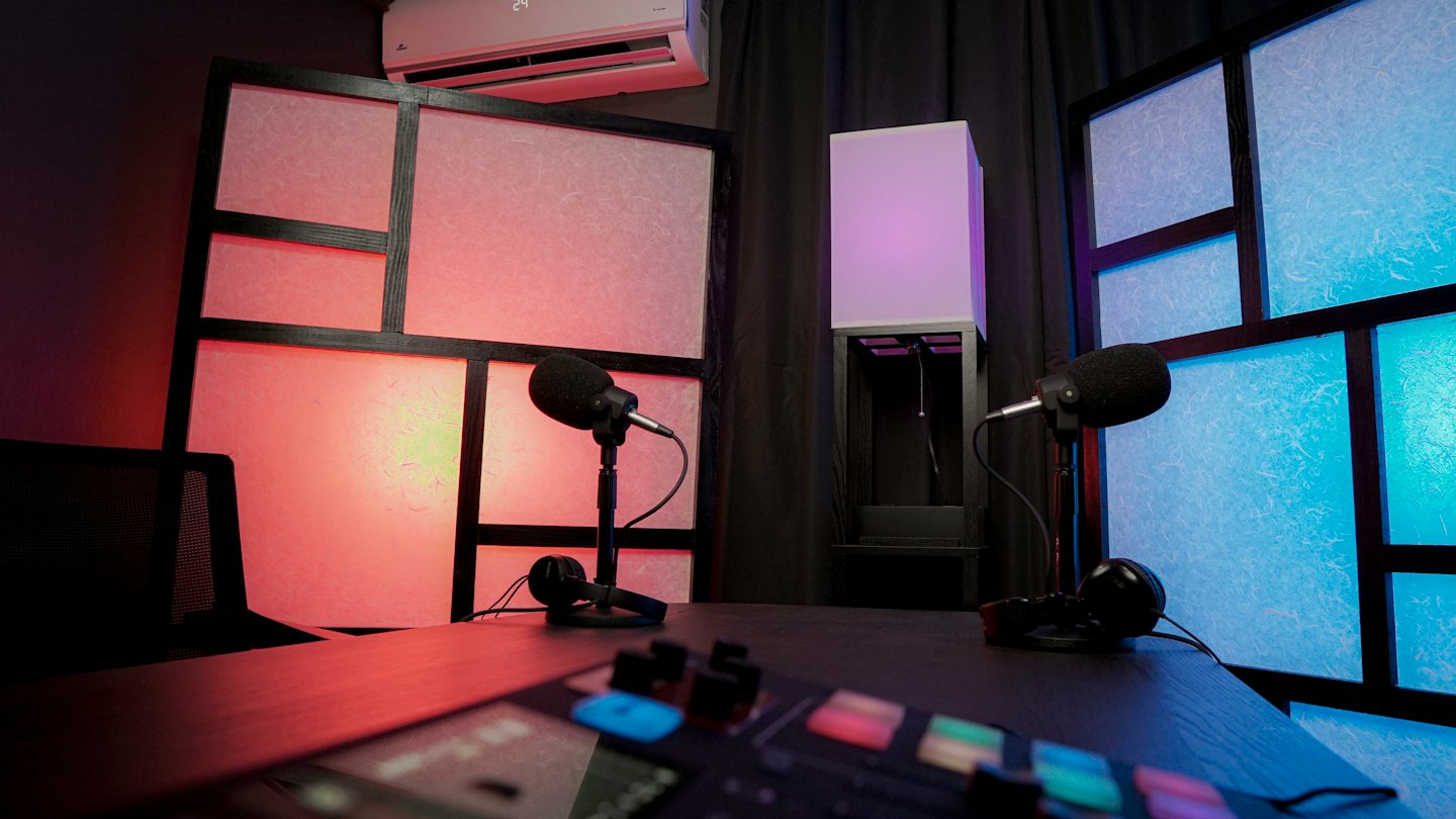 Studio podcastowe z mikrofonami, słuchawkami i mikserem.